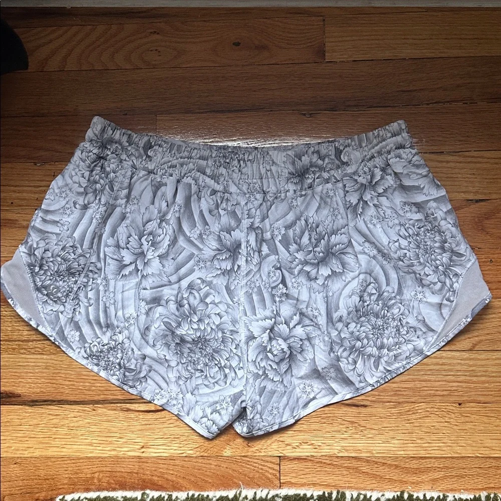 Lululemon Hotty Hot Shorts in the Mini Twine White Multi / White color - Picture 4 of 11